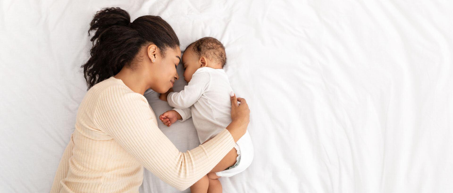 Das Risiko für den plötzlichen Kindstod ist unter normalen Umständen im Elternbett nicht erhöht.