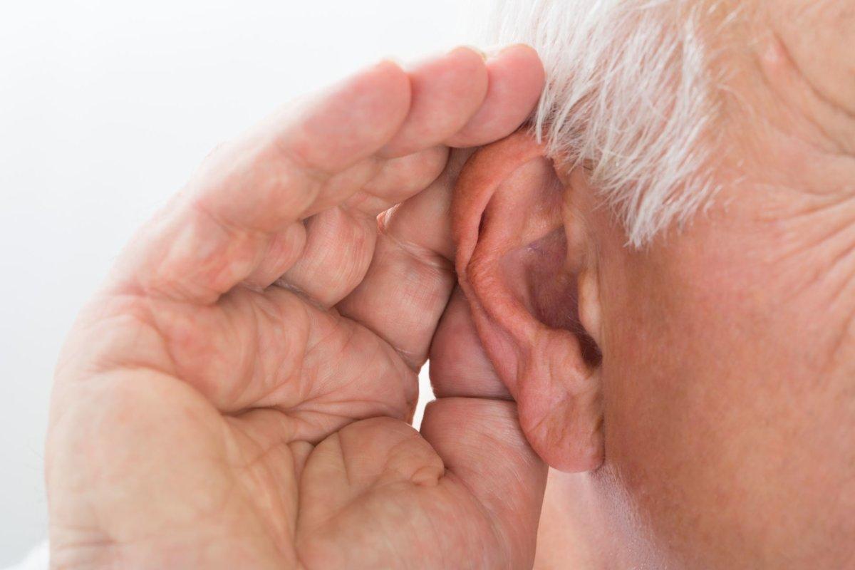 Ein Hörgerät kann dem kognitiven Abbau bei Hörverlust entgegenwirken.