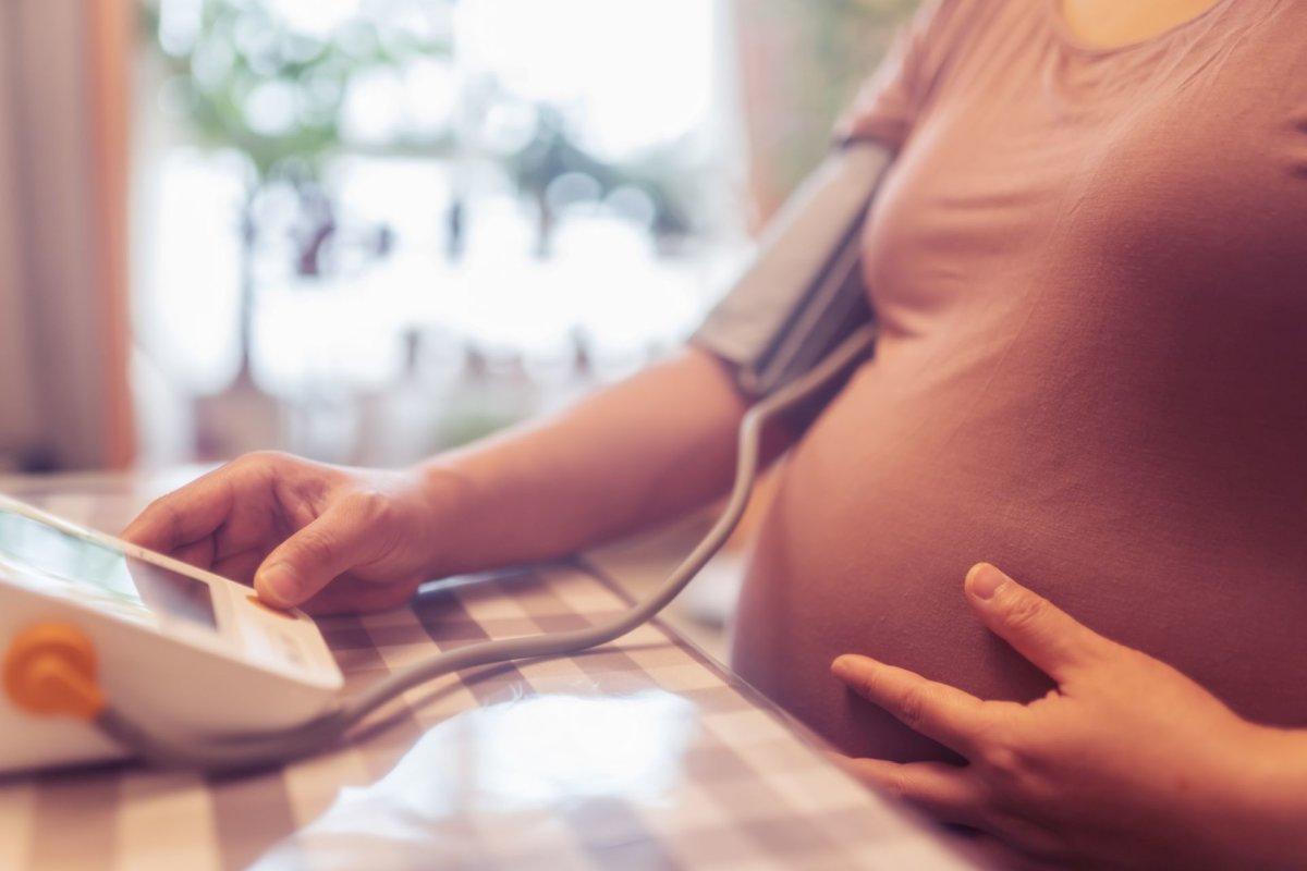 Schwangerschaftskomplikationen wie der Schwangerschaftshochdruck erhöhen das kardiovaskuläre Risiko.