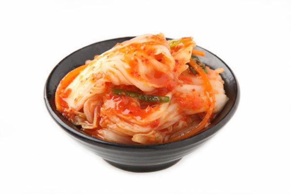 Nahaufnahme Kimchi (koreanisches Gericht) vor weissem Hintergrund