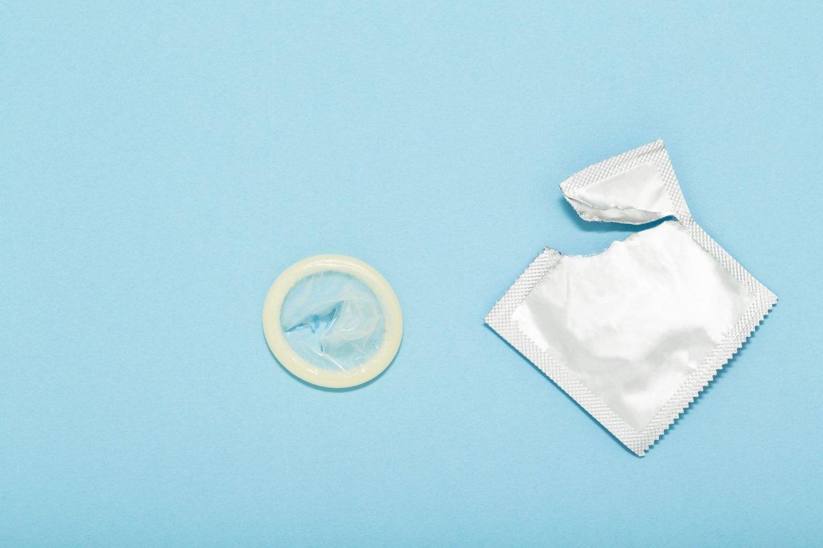 Kondome sind wieder unpopulär. Doch das ist nur einer der Gründe, warum STI wieder zunehmen.