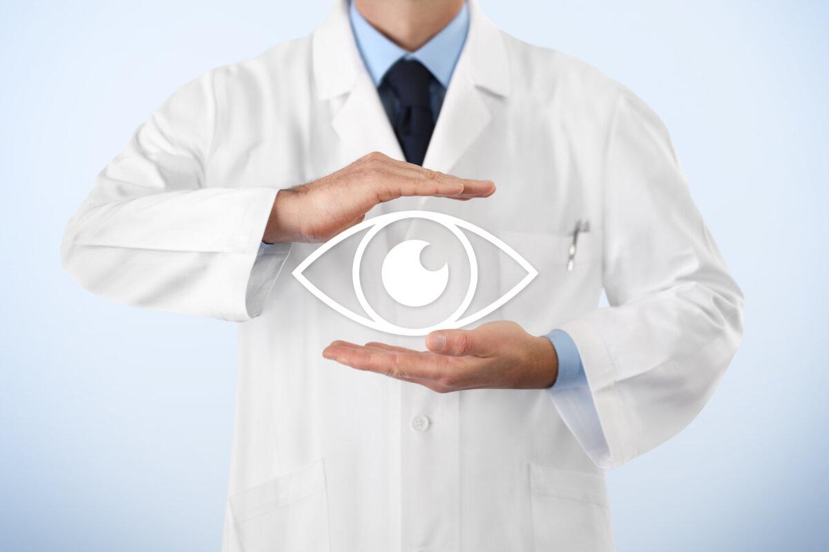 Konzept der Augenuntersuchung, Optikerhände schützen das Augensymbol, Prävention und Kontrolle, isoliert auf blauem