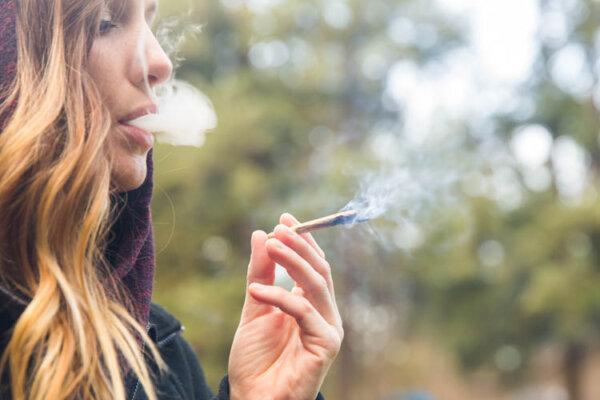 Frau raucht Cannabis-Joint